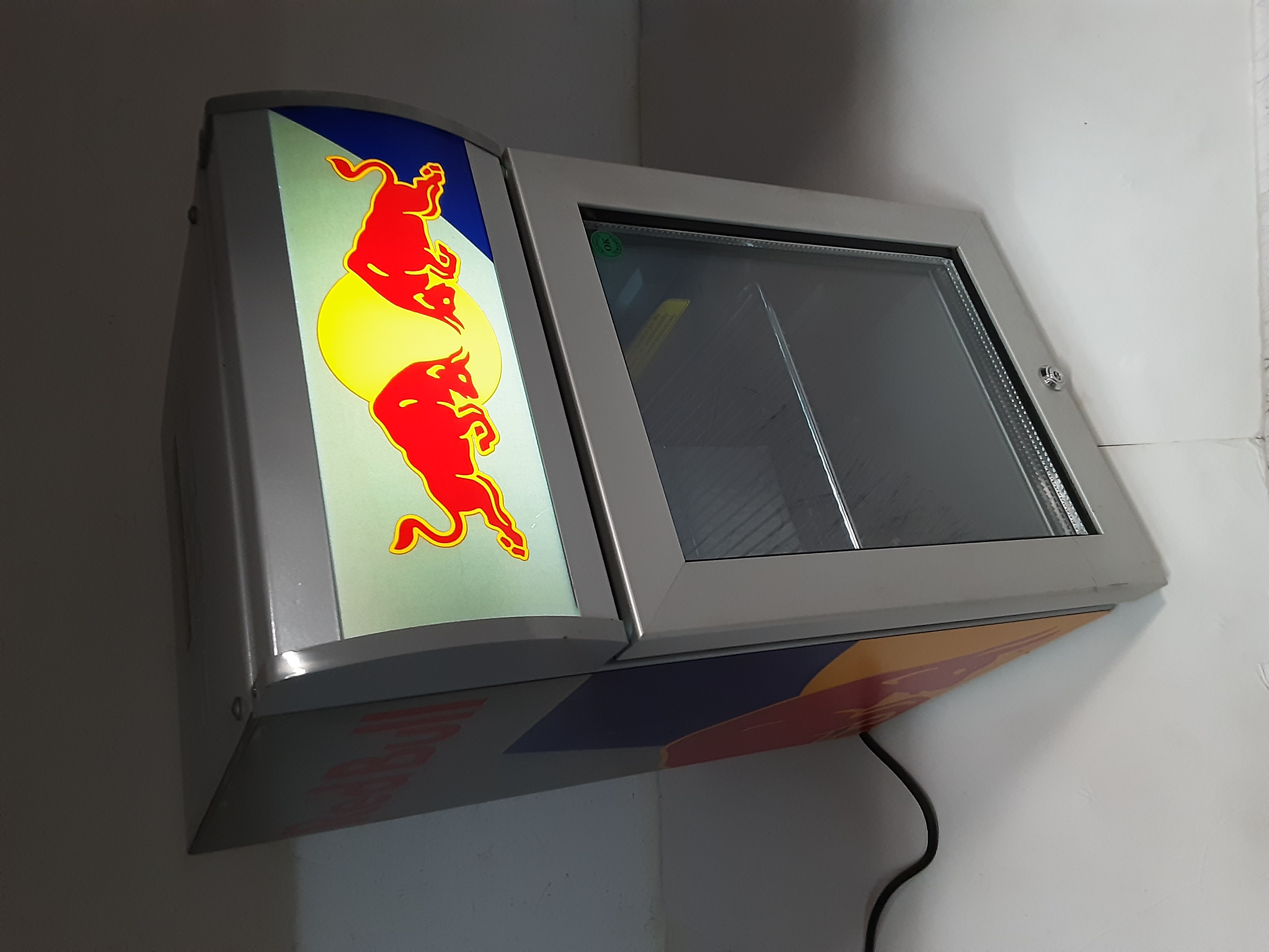 nevera sobremesa red bull panel luminoso (funciona) 55x29'5x37 1u